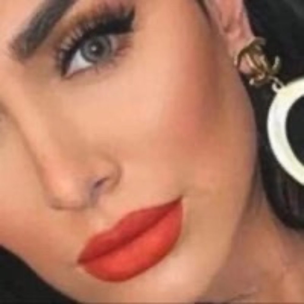 HUDA BEAUTY Liquid Matte Lipstick in Alluring